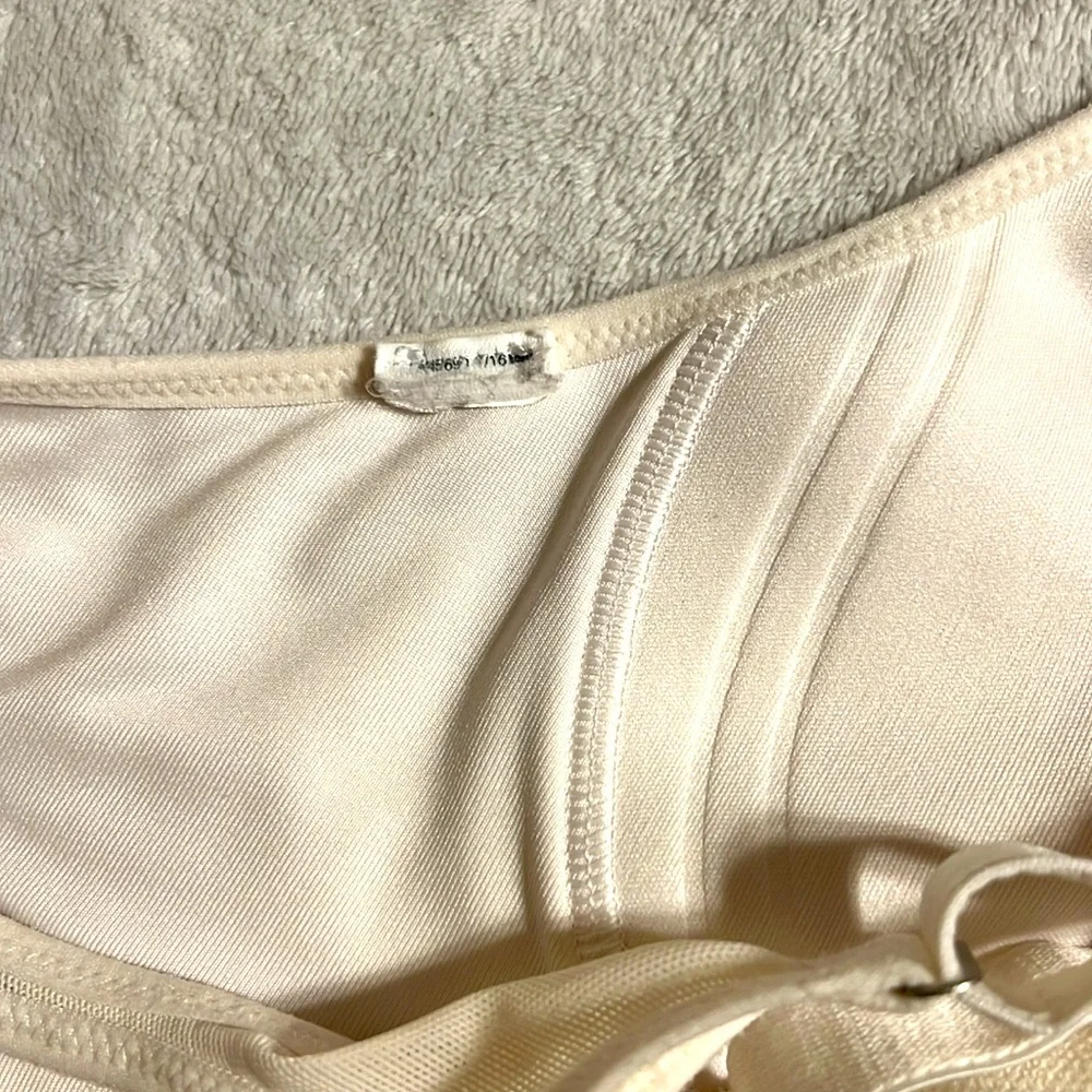 NIKE. DRI-FIT. white Woman Sport Bra. Size L, runs like M. Tags are removed.